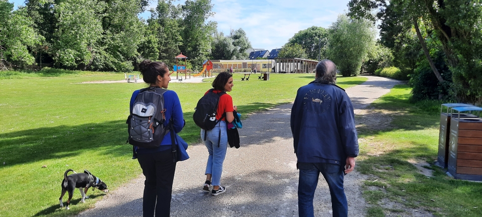 Dierenbemiddeling: een herplaatste patiënt maakt een wandeling met medewerksters van Straatverplegers en het hondje Walt