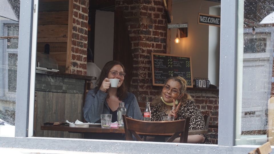 Twee vrouwen die koffie drinken - © Straatverplegers