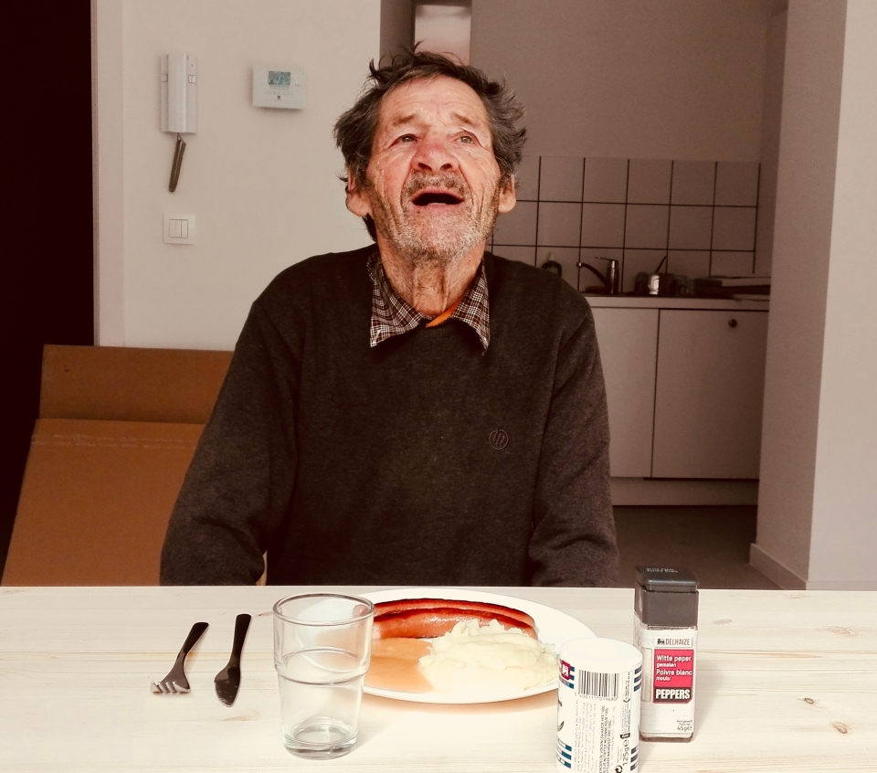 Straatverpleegsters - Een patiënt krijgt zijn eerste maaltijd thuis